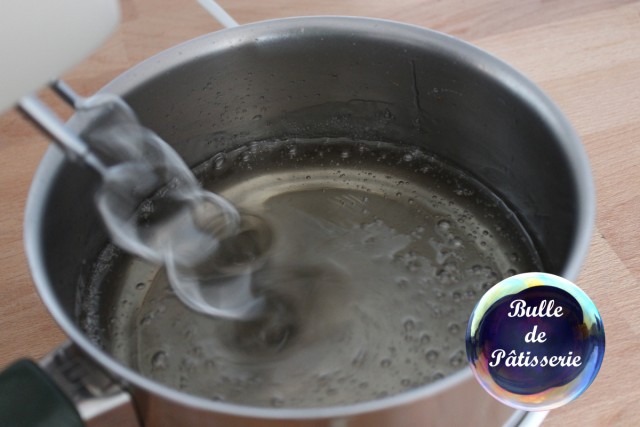 Fondant pâtissier : dès que le mélange a baissé en température, battez-le