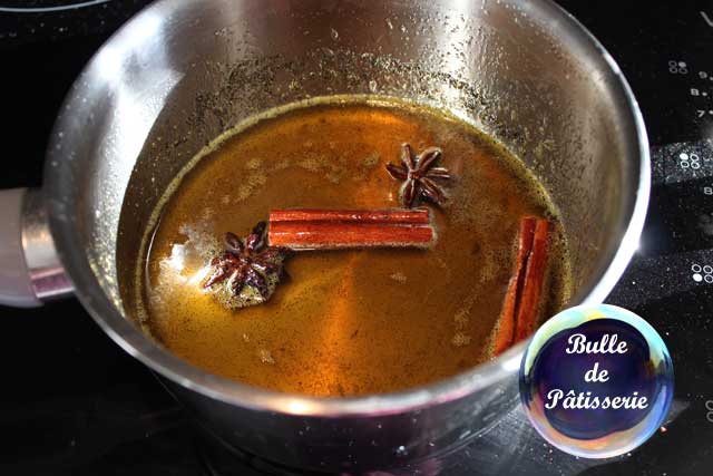 Préparation du caramel aux épices : cannelle, badiane et vanille