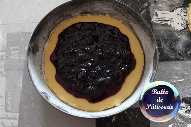 Réalisation du gâteau basque : garnir de confiture de cerises noires