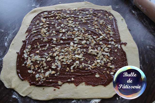 Krantz Cake : étalez la garniture au chocolat et les amandes effilées