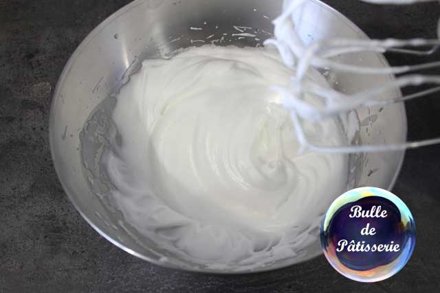 Crème au beurre légère - Préparation de la meringue italienne : montez vos blancs en neige