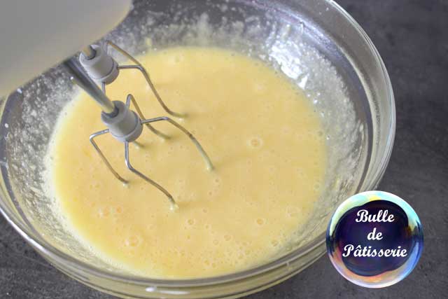 Préparation de la crème au beurre : blanchissez les jaunes avec le sucre cuit