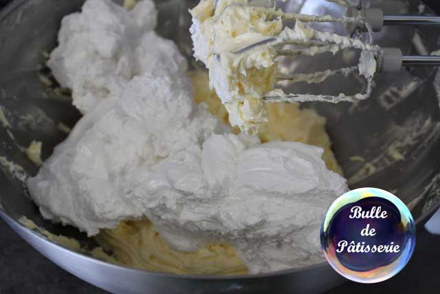 Pour la version de la crème au beurre légère, ajoutez la meringue italienne