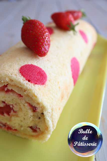 Recette : gâteau roulé imprimé pois aux fraises