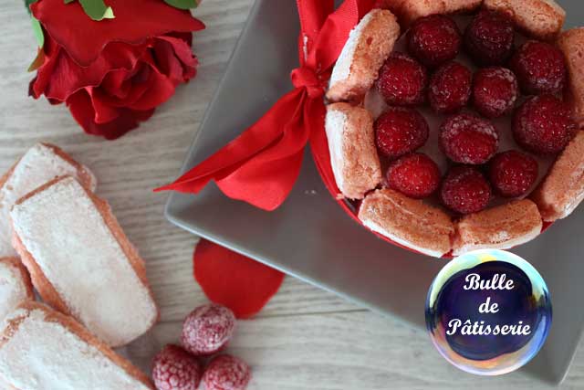 Dessert rose : charlotte aux framboises et biscuits roses de Reims