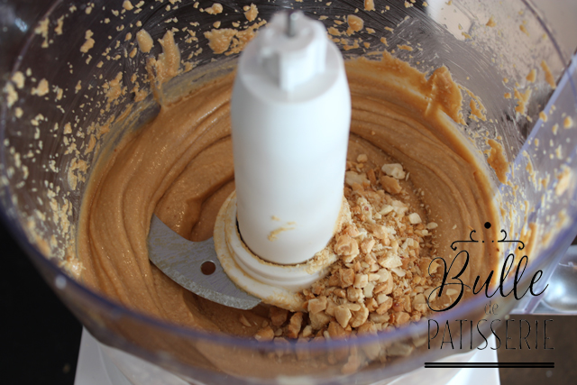 Etape 4 : la pâte devient lisse et fluide, ajoutez les morceaux de cacahuètes