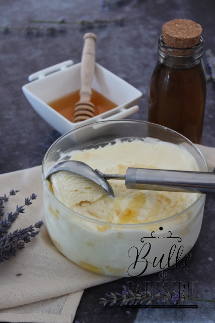 Crème glacée parfumée à la lavande et au miel