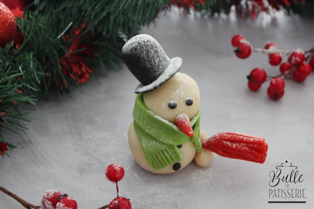 Idée déco de bûche de Noël : bonhomme de neige en pâte d'amande
