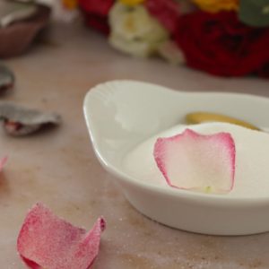Comment cristalliser des pétales de rose ?