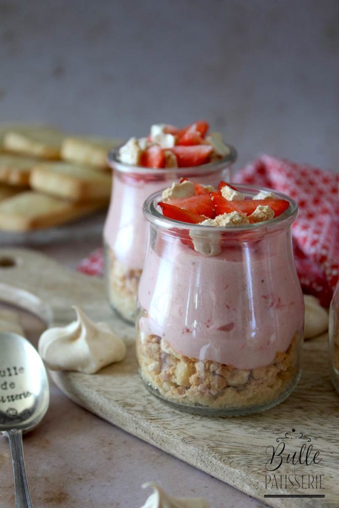 Verrines facile : shortbreads, mousse de fraises et meringues
