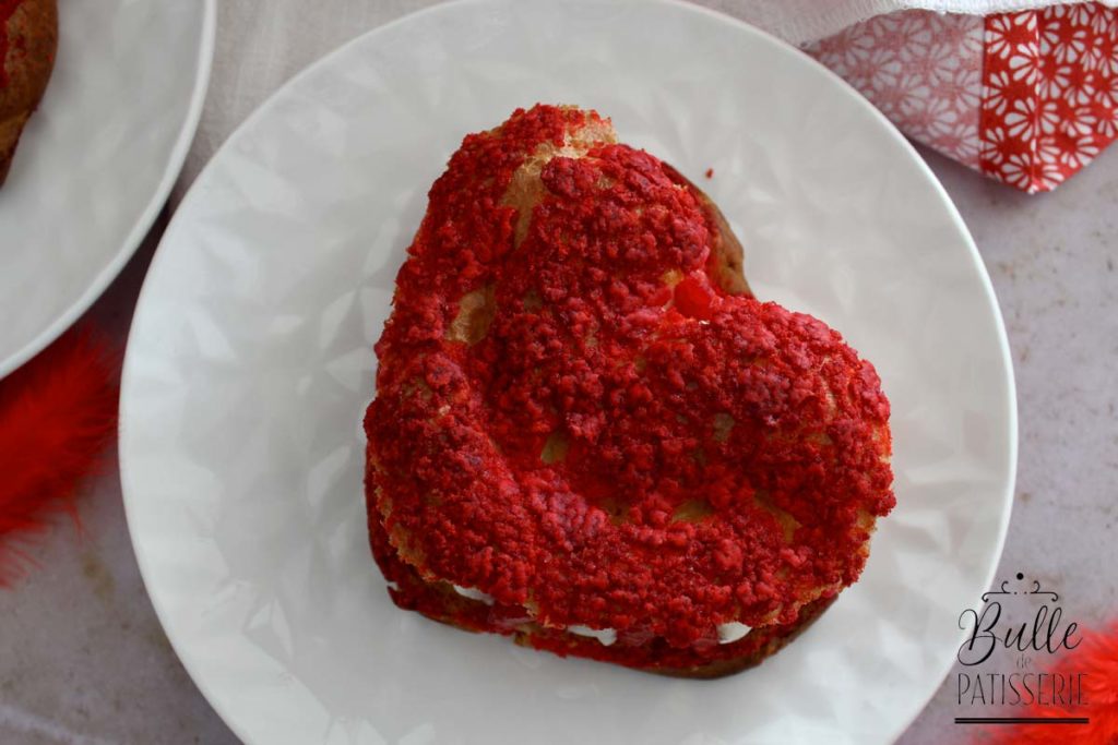 Pâtisserie de la St Valentin : choux en forme de cœur, crème chantilly et framboises