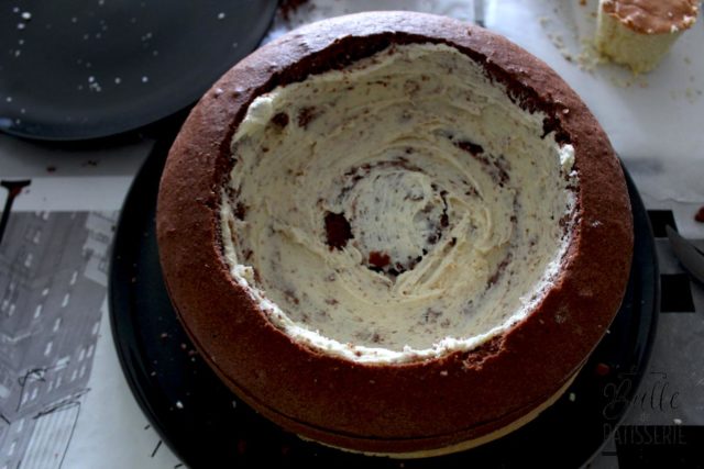 Gâteau Damier - Étape 4 : montage du gâteau Damier, intérieur rempli de ganache