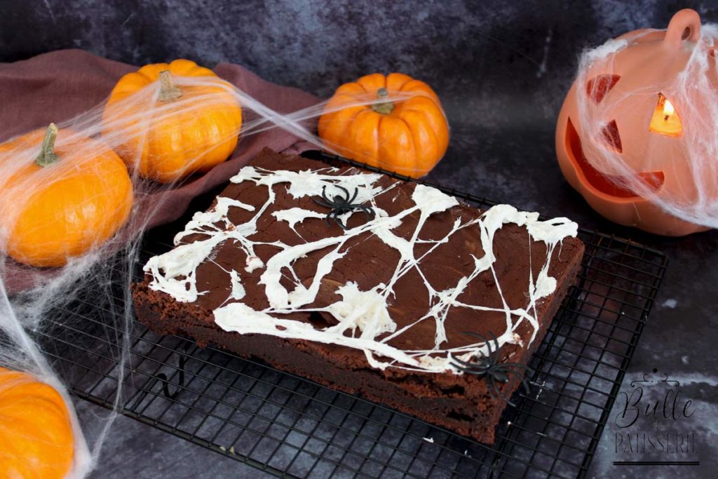 Recette de brownie cœur caramel pour Halloween, toile d'araignée en chamallow