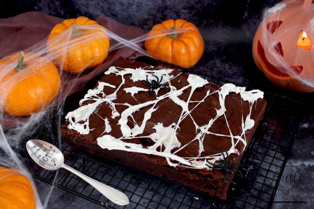 Recette de brownie d'Halloween avec toile d'araignée