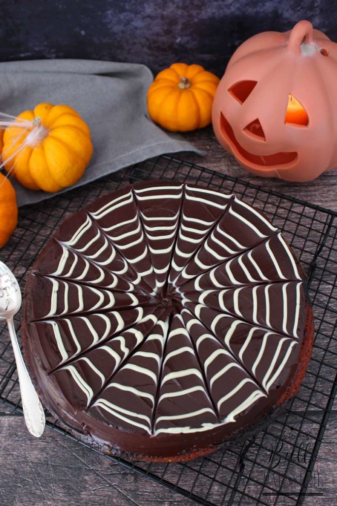 Zebra cake d'Halloween et sa toile d'araignée en chocolat