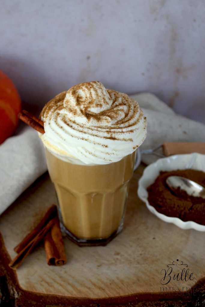Pumpkin Spice Latte : sirop de courge, café, lait et chantilly