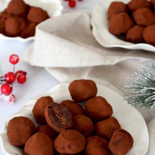 Recette de Chocolats de Noël facile : truffes chocolat noir fourrées praliné